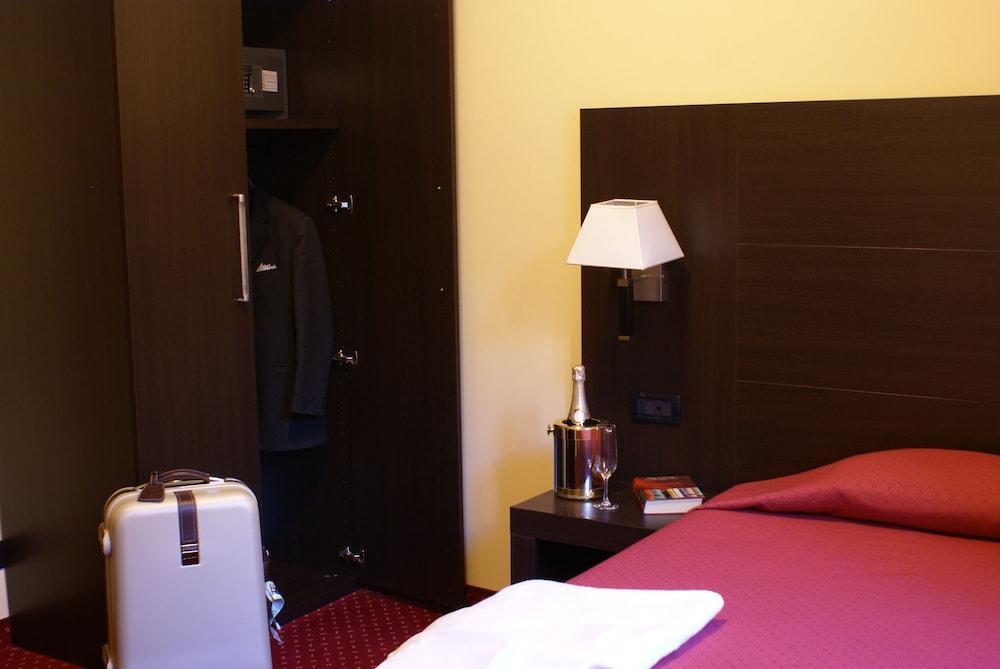 Hotel Versailles Rome Bagian luar foto